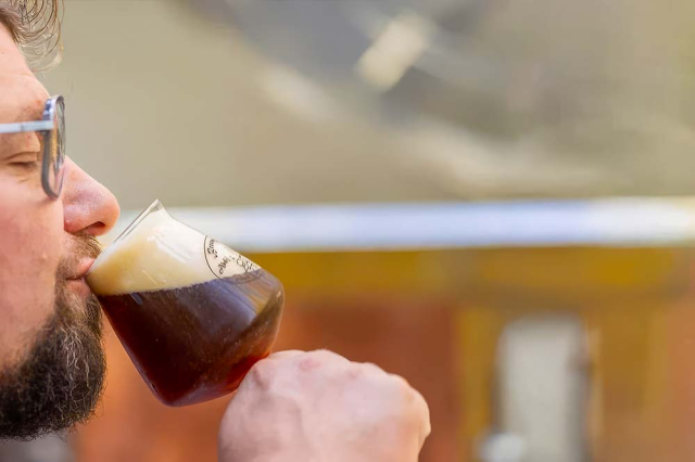 Biersommelier Wim Eussen neemt een slok bokbier.